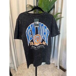 NWT New Era Mens New York Knicks Acid Wash Graphic T-Shirt Black Small NBA 1946